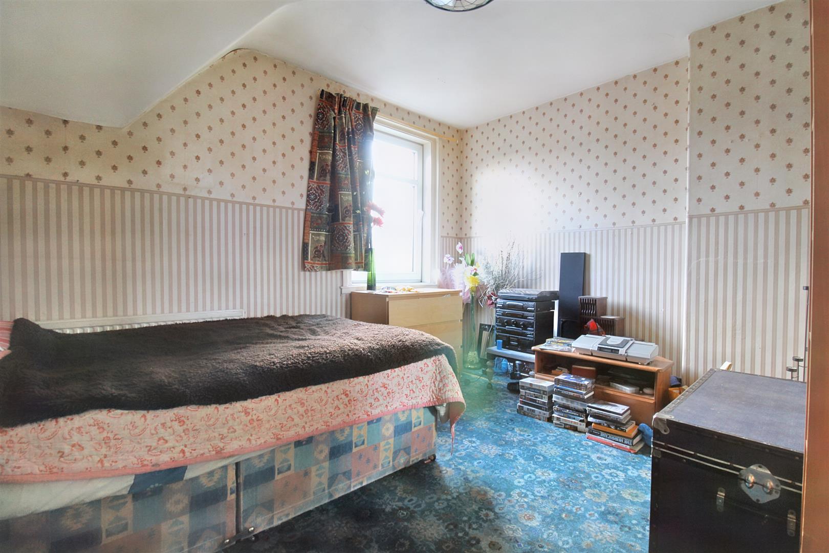 3 Bed Flat in Nevis Road, Renfrew Offers Over £105000